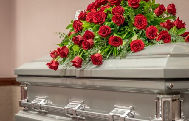 3 Tips for Decorating a Casket During a Funeral
