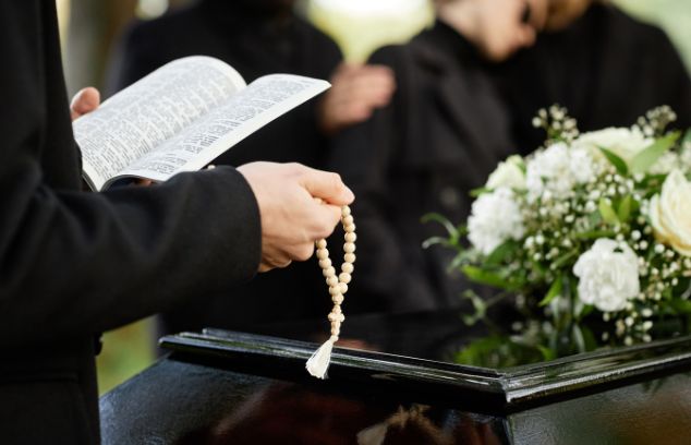 A Quick Guide to the Etiquette for Distributing Prayer Cards